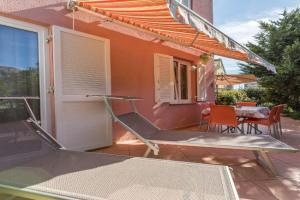Moderne Ferienwohnung mit Garten, Liegestuhl, WiFi, Klima Apartments, Baska