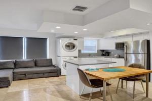 Waves Beach Town 2BR Apartment With Balcony, Pompano Beach