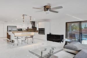 Waves Beach Town 2BR Apartment With Balcony, Pompano Beach