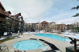 Canmore Mountain Retreat - Heated Pool & Hot-tub Apartments, Canmore