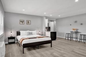 Coastal Charm Studio Retreat near, Pompano Beach
