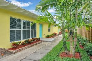 Beach Getaway One Block from the Beach Apartments, Pompano Beach