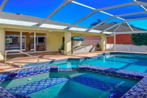 4BR Beach House Pool & Jacuzzi Beach Access, Marco