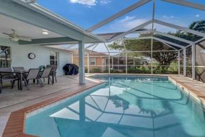 3BR Pristine House with Pool in l Close to Beaches, Marco