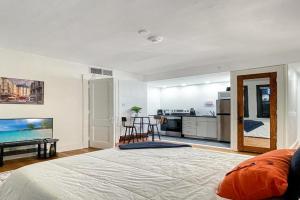 Quiet Studio on Grand - Downtown DSM!, Des Moines