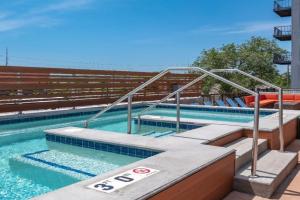Dwntwn 1BR Haven - Hot Tub! Apartments, Des Moines