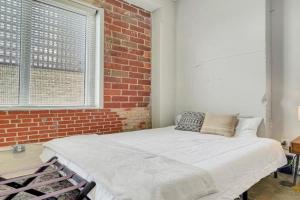 Stunning Downtown Studio with Rooftop Patio, Des Moines