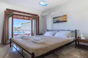 Villa Virginia, Batsi