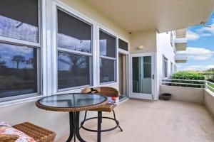 Rare beachfront condo with pool, social room and grill, Marco