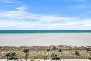 Breezy beachfront condo with panoramic beach view Guest house, Marco