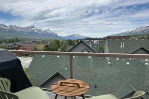 W400 Mountain Surround Top Floor Vacation Apartments, Canmore
