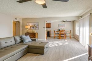 Cozy Condo with Balcony and Pool Access Apartments, Fresno