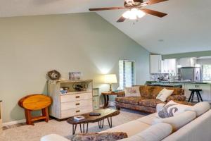 Pet-Friendly Condo with Screened Porch! Apartments, Lakeland