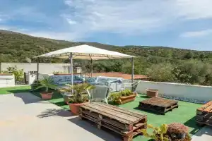 Jungle Room Apartment, Capitana