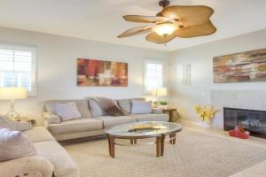 2 Mi to Empire Polo Club Home with Fireplace! Guest house, Indio