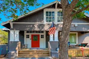 3BR Whimsical Home in a Great Location with Porch Guest house, Waco