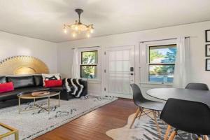 Stylish heart of Downtown Unit with HotTub Guest house, Flagstaff