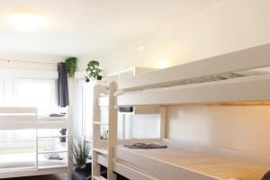 Hotel Zentrum - Komplettes Zimmer, Hochbett, Android TV & eigenem Bad - perfekt für Familien & Gruppen, Neu-Ulm