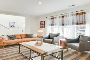 Charming Townhome 6 Mi to Downtown! Guest house, Charlotte