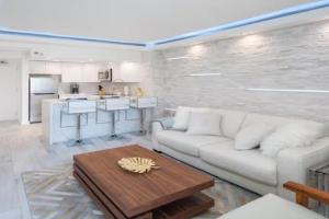 Ilikai's Best Beach Front Executive Suite Apart-hotel, Honolulu