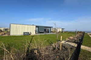 Enkhuizer Strand Chalet Strandpanorama Zweite Reihe mit Zaun Hausnr 203, Enkhuizen