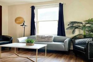 Abode à la Mode / Centrally Located 2BR/1BA Home Apartments, Evansville