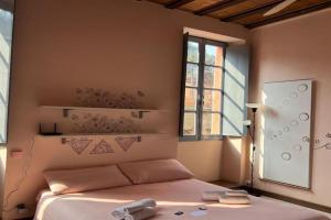 Minimal Studio con travi a vista, Piacenza