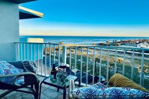 Luxury Beachfront Studio - Private Balcony with Ocean View - Heated Pool - Hot Tub - Tiki Bar - Sauna, Daytona Beach