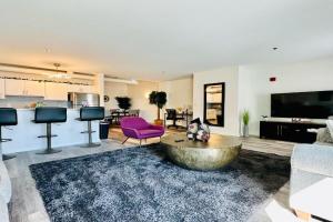 Downtown 2BR Penthouse Suite with Balcony and Direct Skybridge Access, Indianapolis