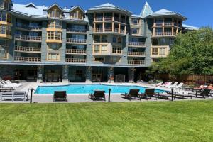 Cascade Lodge, ski valet service, boot and glove dryer, 2 hot tubs, year round heated pool, gym, sauna, change rooms & showers, WIFI, cable TV, front desk check in services, Whistler