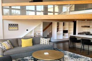 Lincoln Park Light-Filled Loft Apartments, Chicago