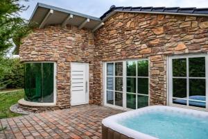 Designhaus - WHIRLPOOL - TERRASSE - GARAGE - 10 PERSONEN - AUFZUG - KÜCHE - FAMILIENFREUNDLICH - WIFI - NETFLIX Guest house, Rudesheim am Rhein