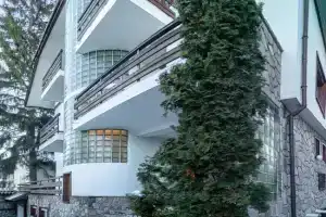 Eight Rooms, Bansko