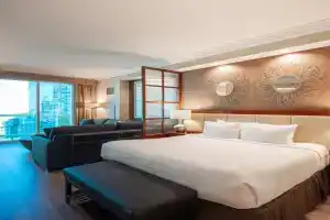 No Resort Fee Strip View Balcony+ Free Valet+ Pool, Las Vegas