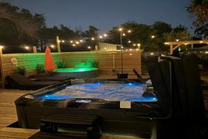 The Craftsman on Clay-Downtown-4 Blocks to Silos-Hot Tub and Cowboy Pool Guest house, Waco