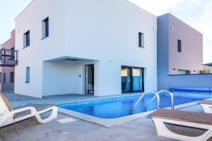 Apartments Spanic Haus mit Pool, Vir