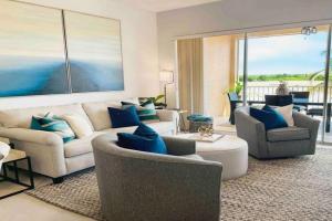 Amazing & Spacious Top Floor Condo with Bay View! Apartments, Marco