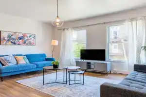Chez Mont Royal Apartments!, Laval