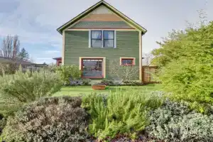 Bright Home with Fire Pit 1 Mi to Beach!, Bellingham