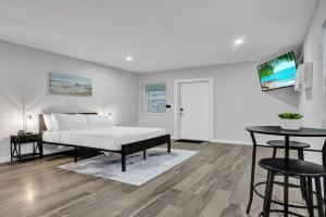 Coastal Charm Studio Beach House in, Pompano Beach
