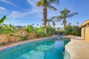 Hot Tub, Bar and Outdoor Kitchen Chic Retreat Guest house, Indio