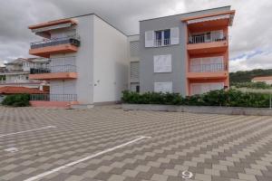 Family friendly apartments with a swimming pool Poljica, Trogir - 22079, Vinisce