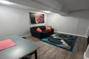 Cute Highlandpark (Lower A Unit) Apartments, Calgary