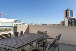 Spacious & Stylish 3BR Penthouse With Large Terrace - Close to Spinola Bay, Pembroke