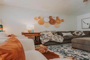 Cowboy Den-Private Hot Tub-Game Room-Pet Friendly-No Pet Fees!, Albuquerque