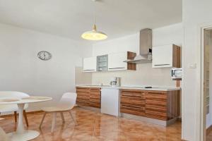 Viviana Brown Apartments, Novigrad