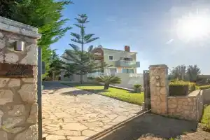 Villa Piedra, Acharavi