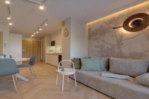 Beżowy Apartament Sun Seasons 24 w Szklarskiej Porębie z Wanną by Noclegi Renters, Szklarska Poreba