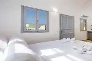 Hillside Elegance Apartments, Fira