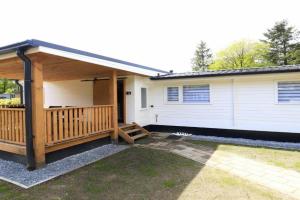 Zeer ruim 6-persoons vakantiehuis met overdekte veranda Guest house, Epe